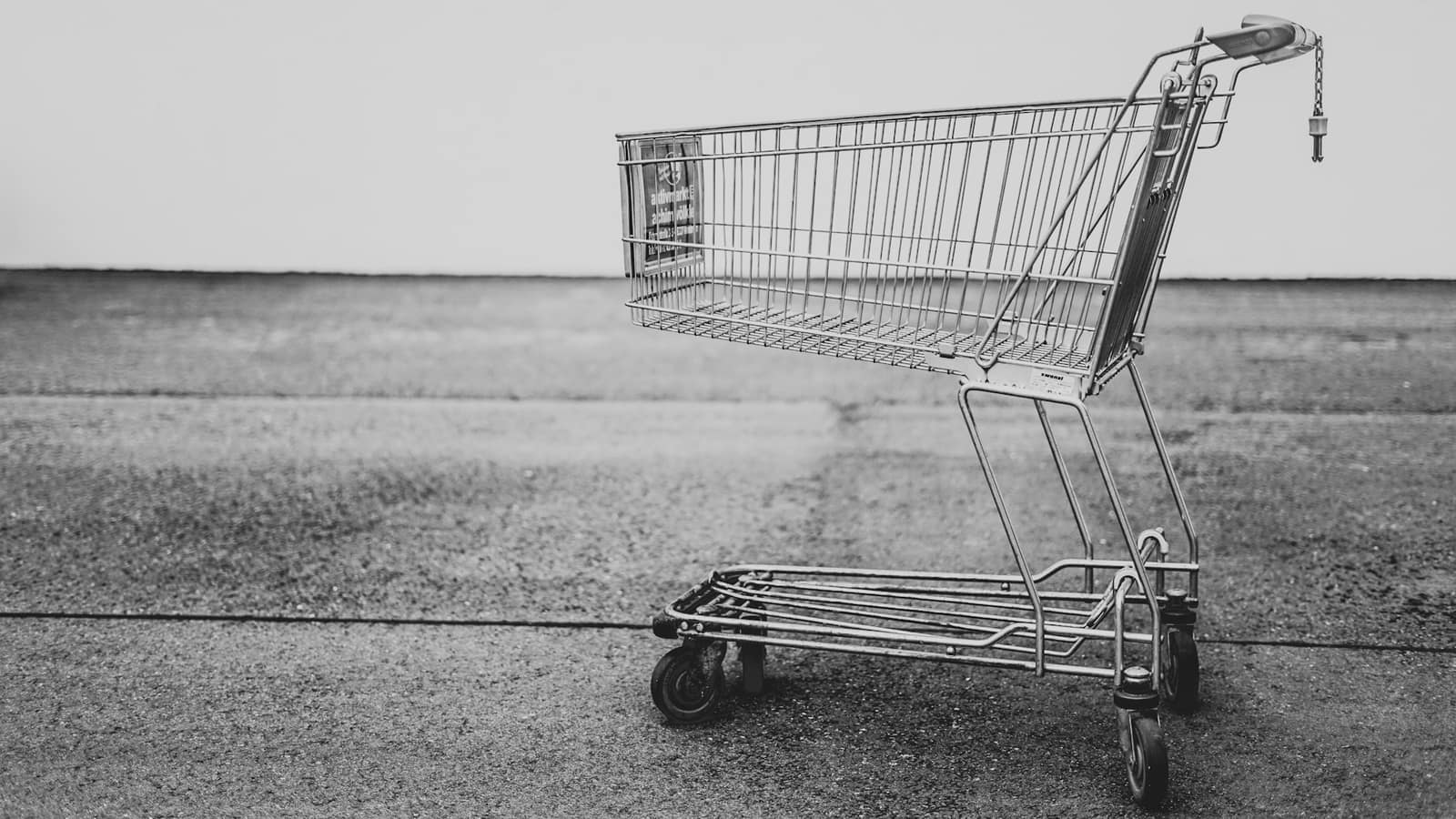Покупательница с продуктовой корзиной на кассе магазина
