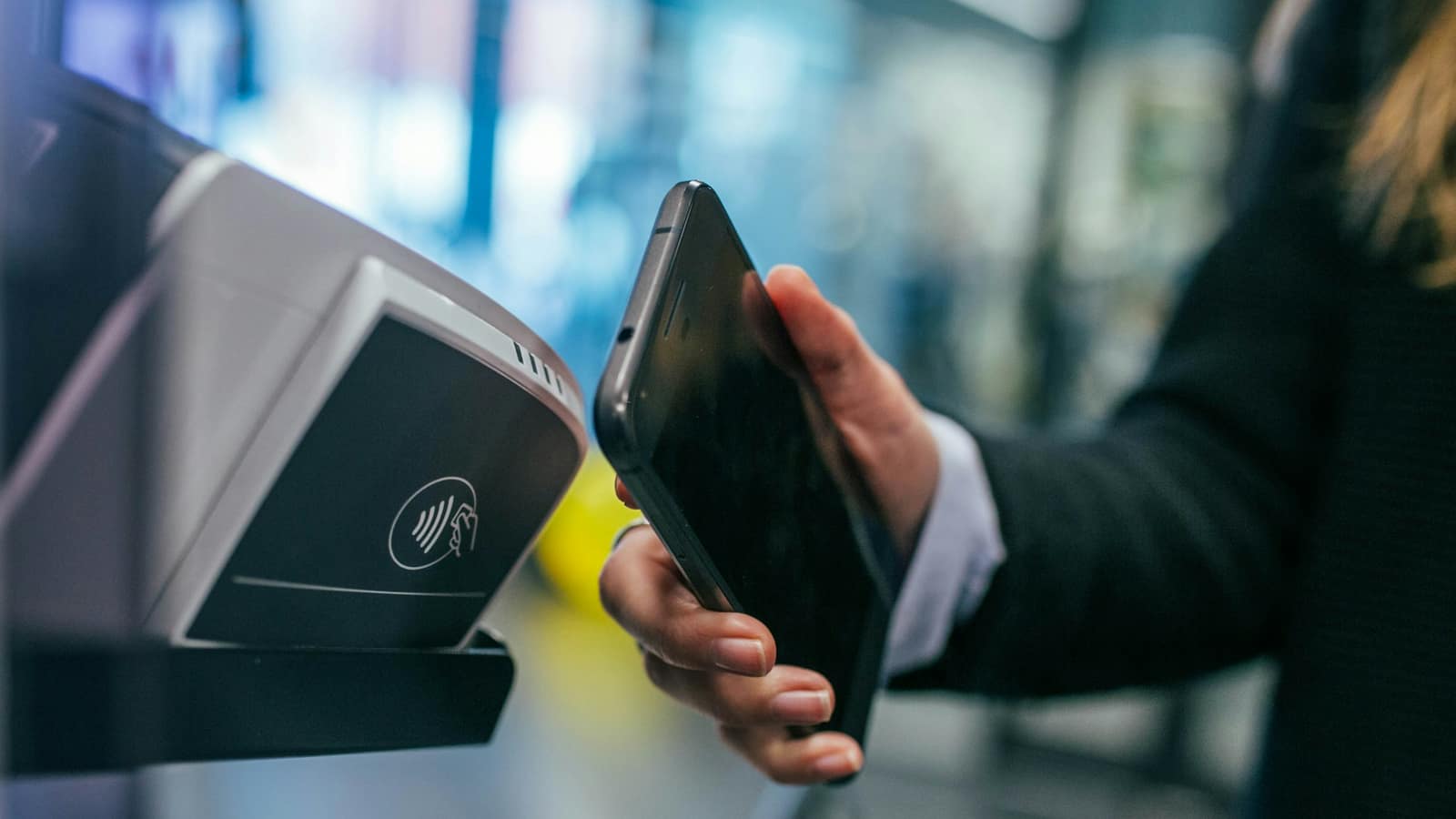 Оплата смартфоном через терминал бесконтактной оплаты